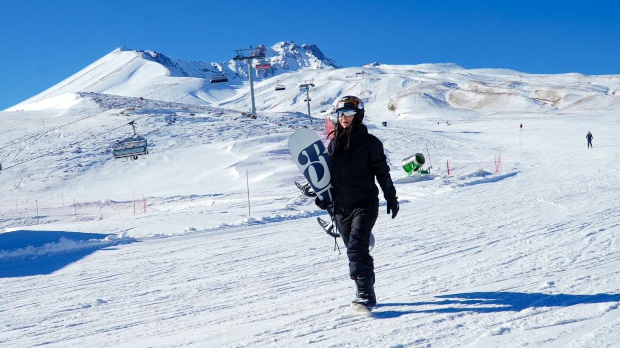 Известната поп звезда Ина кара ски в Ерджиес