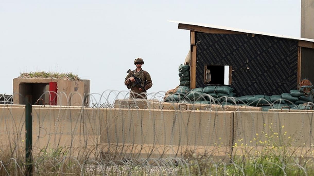 美国驻伊拉克军事基地遭10枚火箭弹袭击.