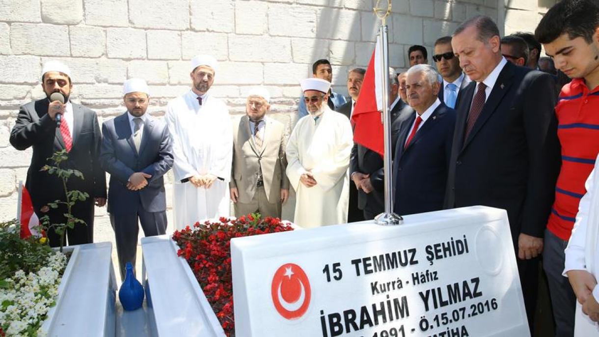 土耳其纪念未遂政变中牺牲的烈士