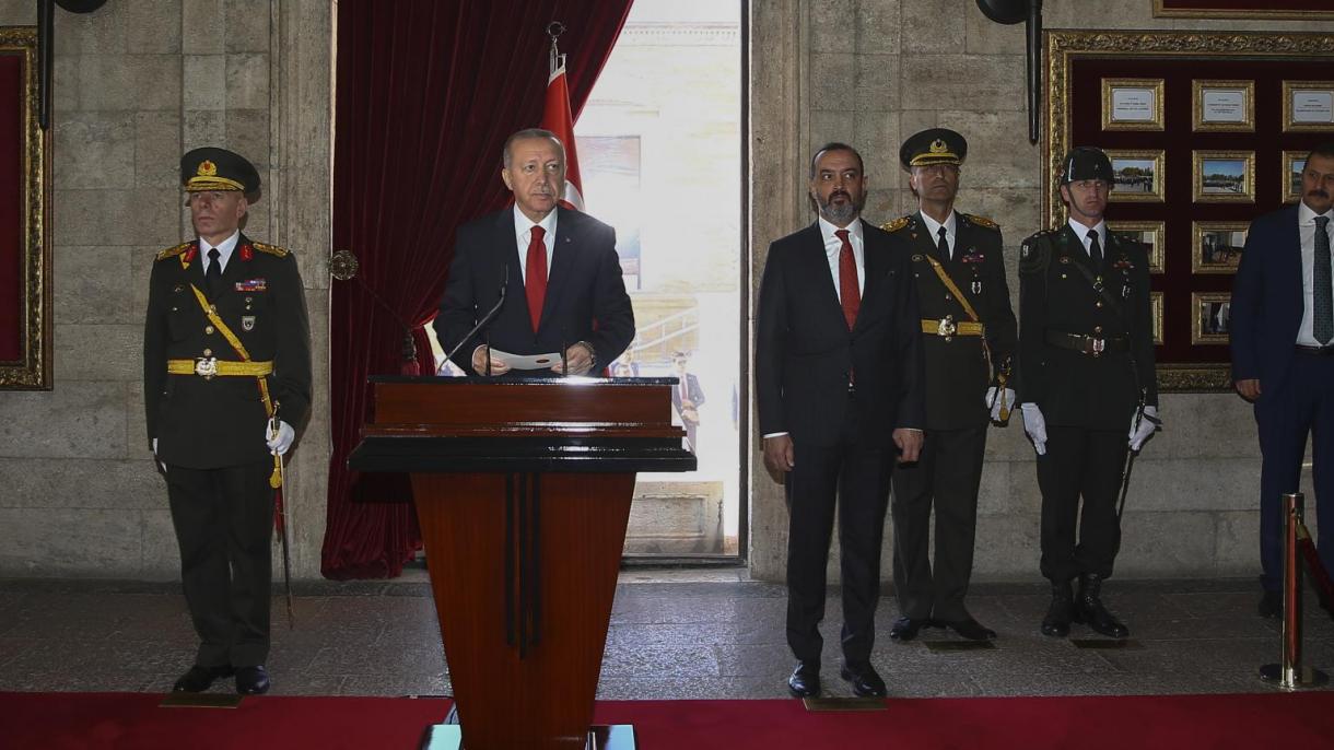 ئەردوغان ۋە ھەمراھلىقىدىكىلەر ئاتاتۈرك خاتىرە سارىيىنى زىيارەت قىلدى