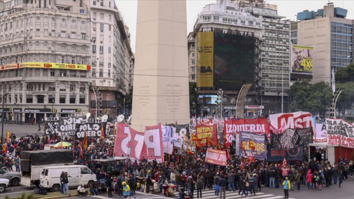 La huelga general contra las políticas económicas paraliza la vida en Argentina