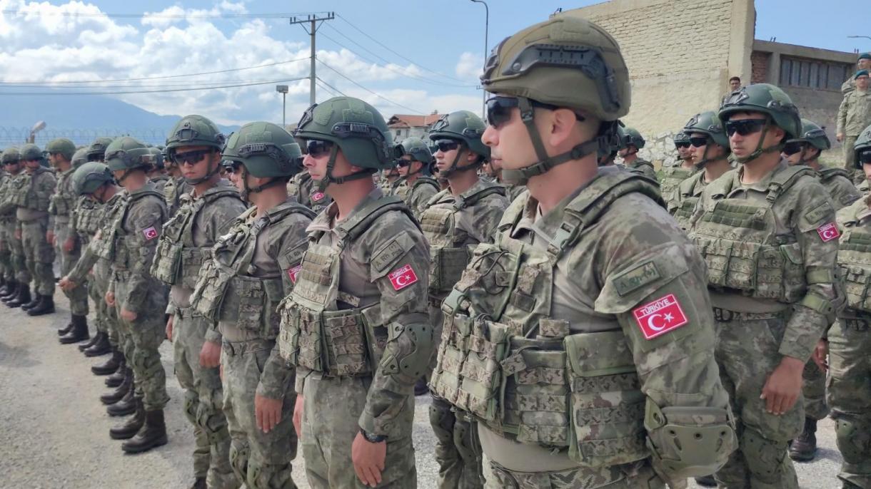 Comandos turcos no Kosovo a pedido da NATO
