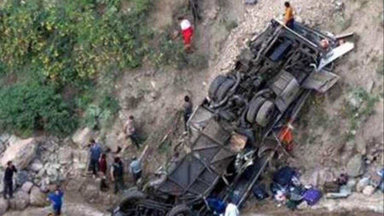 در سقوط اتوبوس به دره ای در محور سيرجان - نی ريز 19 سرباز کشته شدند