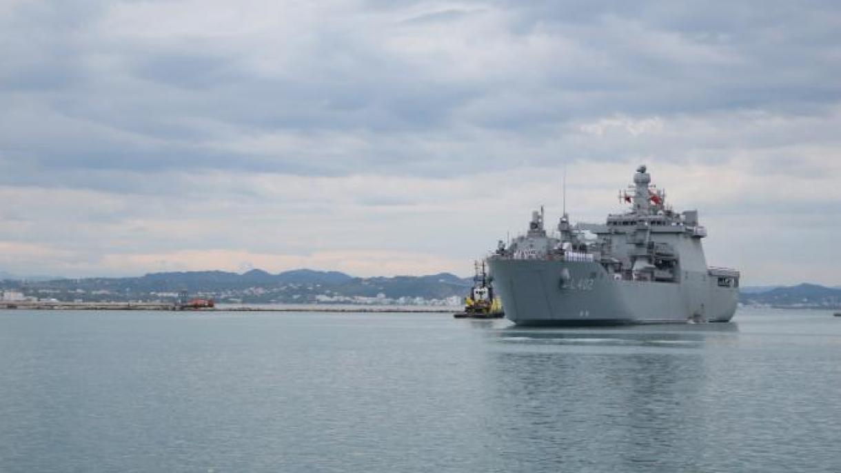 Турски десантен кораб е в Албания...