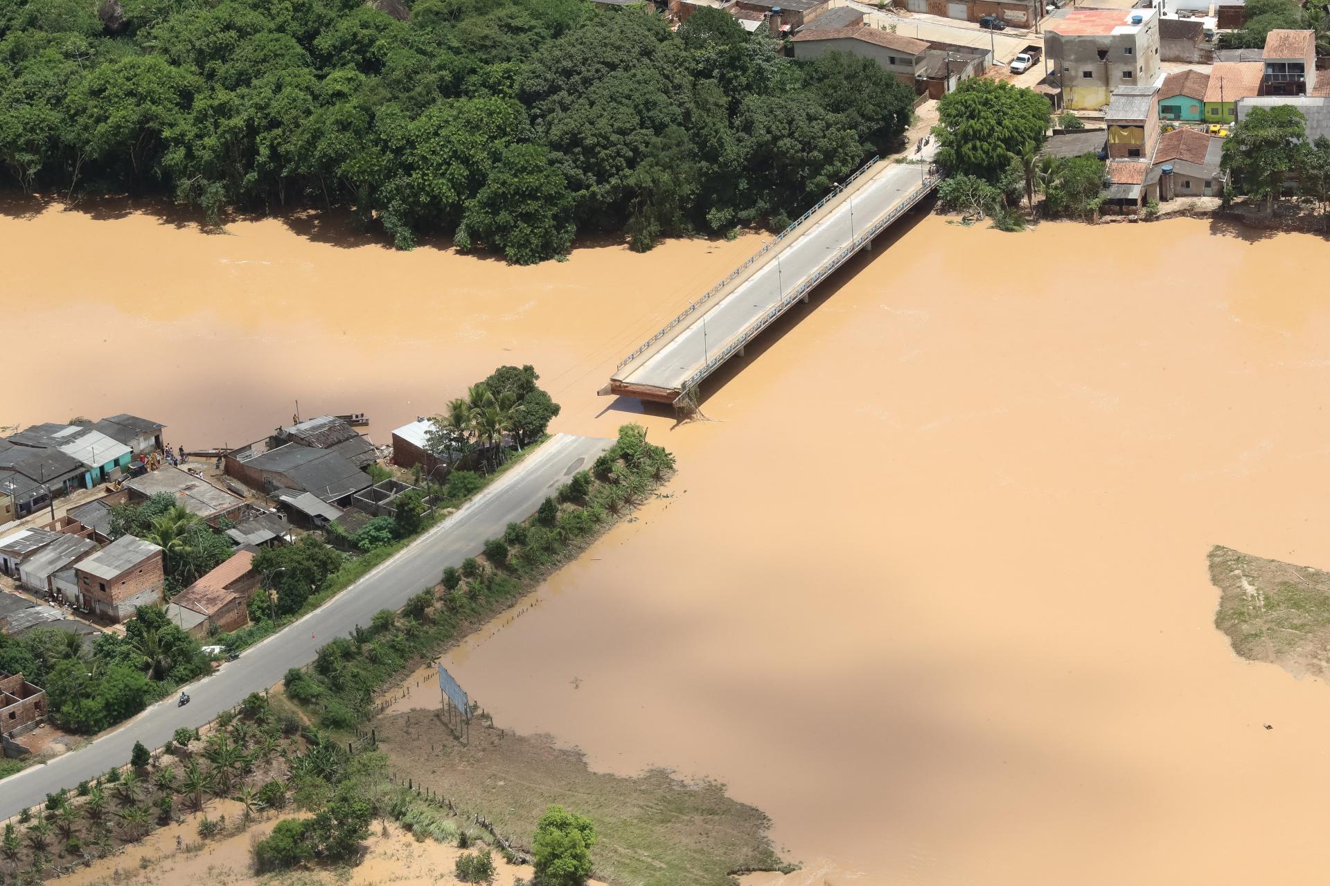 Las inundaciones en Brasil dejan a mas de 100 ciudades en estado de emergencia.