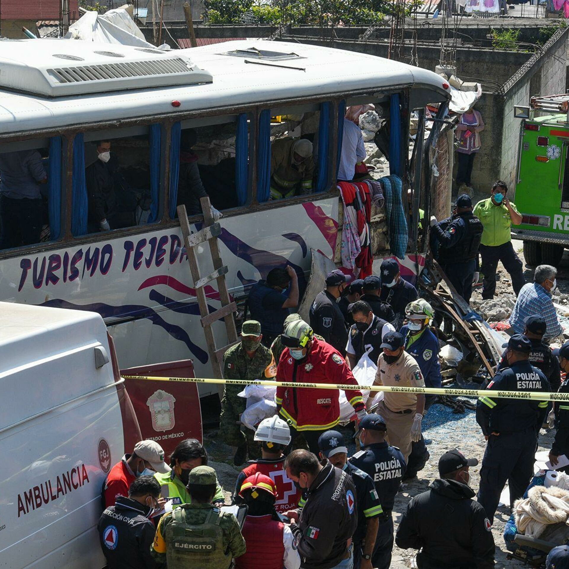 میکسیکو میں مسافر بس مکانات سے جا ٹکرائی، 19 افراد ہلاک