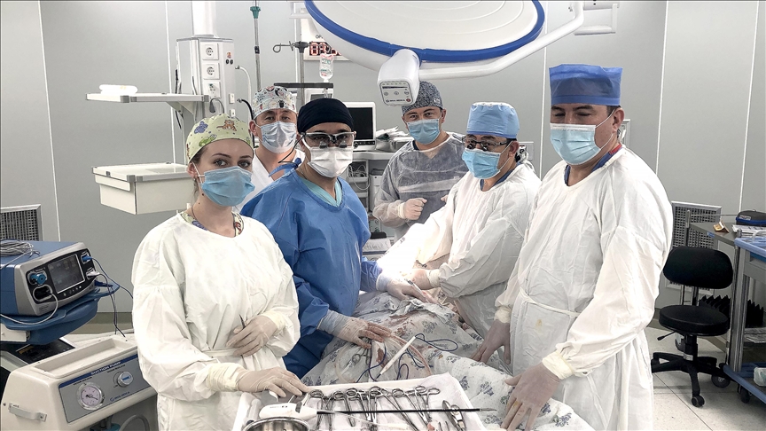 Түрк дарыгери Өзбекстанда 11 баланы операция жасады