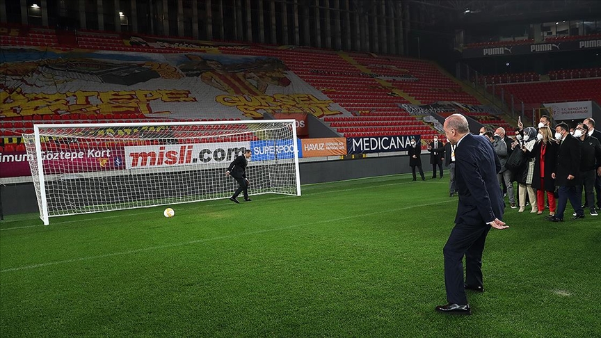 Ердоган откри стадион в Измир...