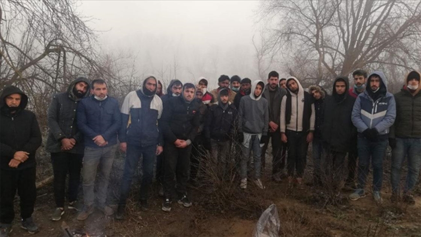 Турските војници им ја подадоа својата рака за помош на 26 мигранти кои беа пред замрзнување
