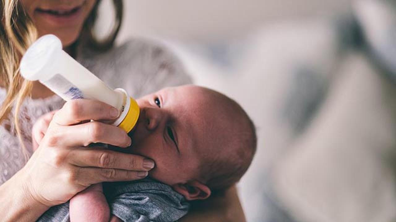 Zbog velike nestašice: Iz Evrope u SAD stiglo 35 tona mliječne formule za bebe