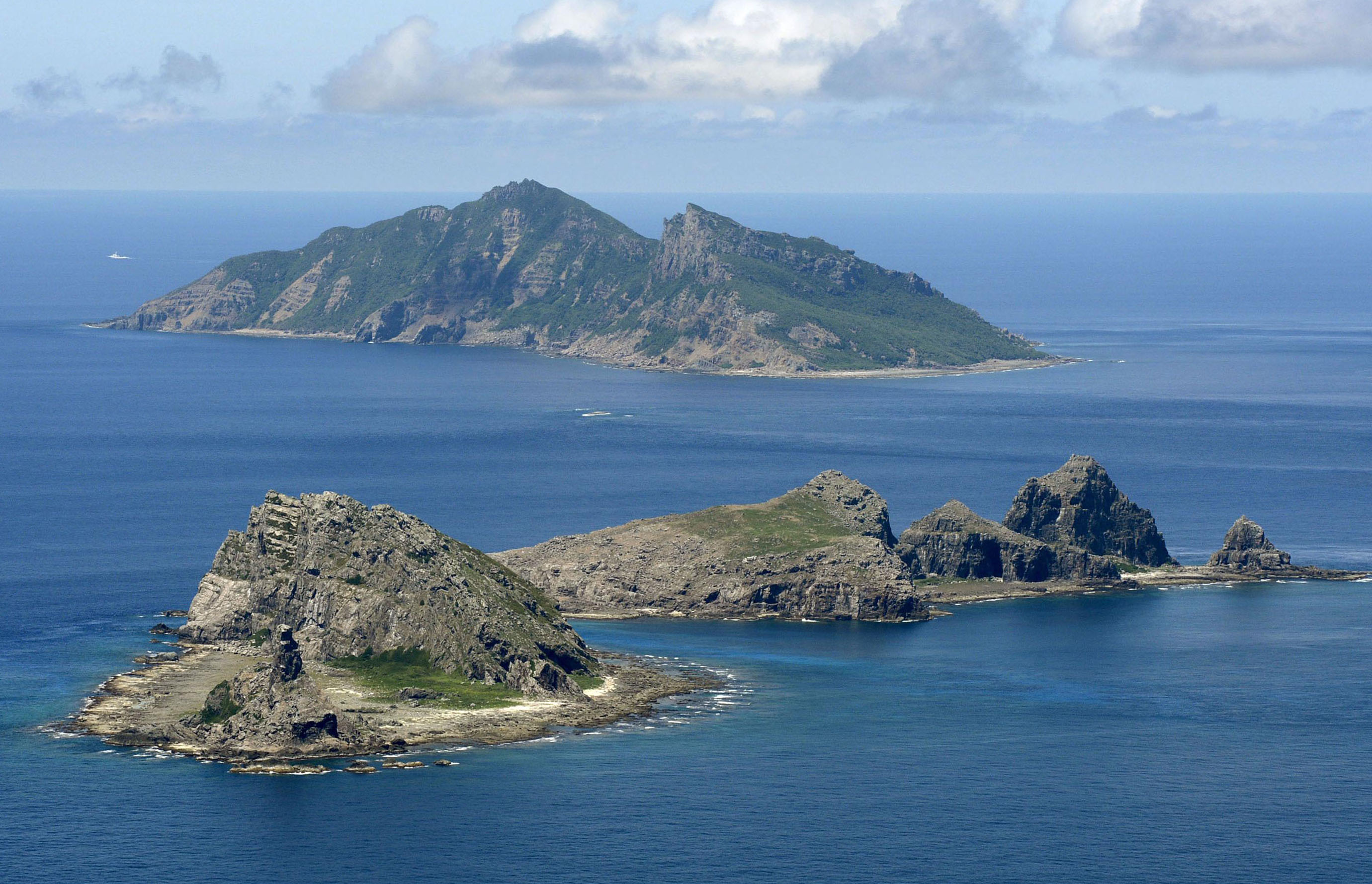 菲律宾防长敦促中国撤出有争议岩礁附近的船只