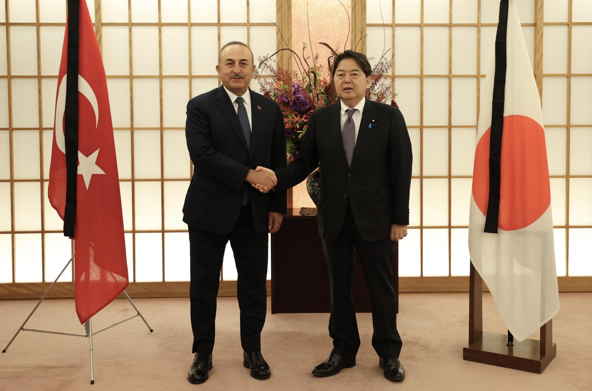 Ministros de Exteriores de Türkiye y Japón convesan sobre el volumen comercial entre dos países