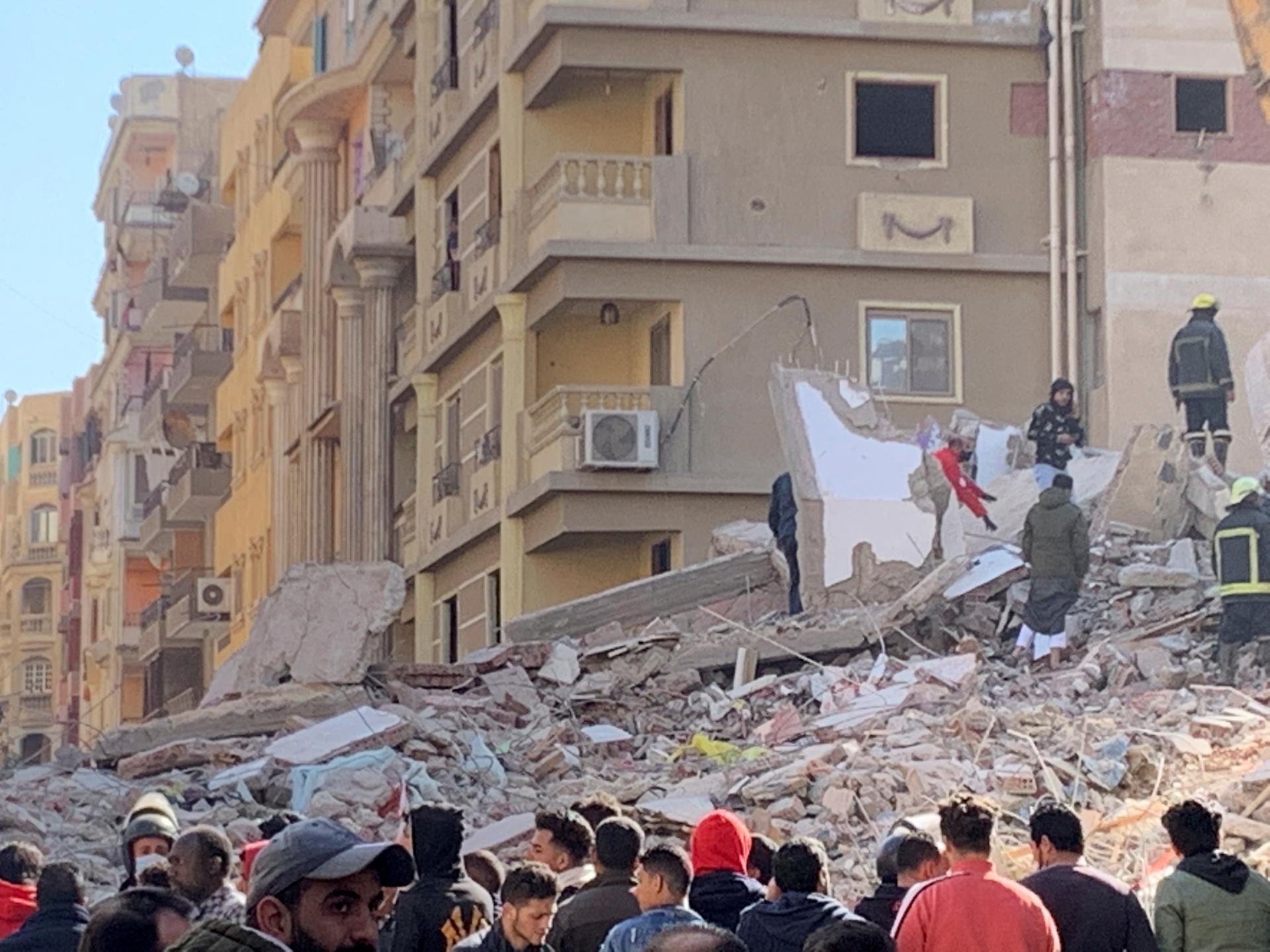 مصر: 10 منزلہ عمارت منہدم، ہلاکتوں کی تعداد 18 تک پہنچ گئی