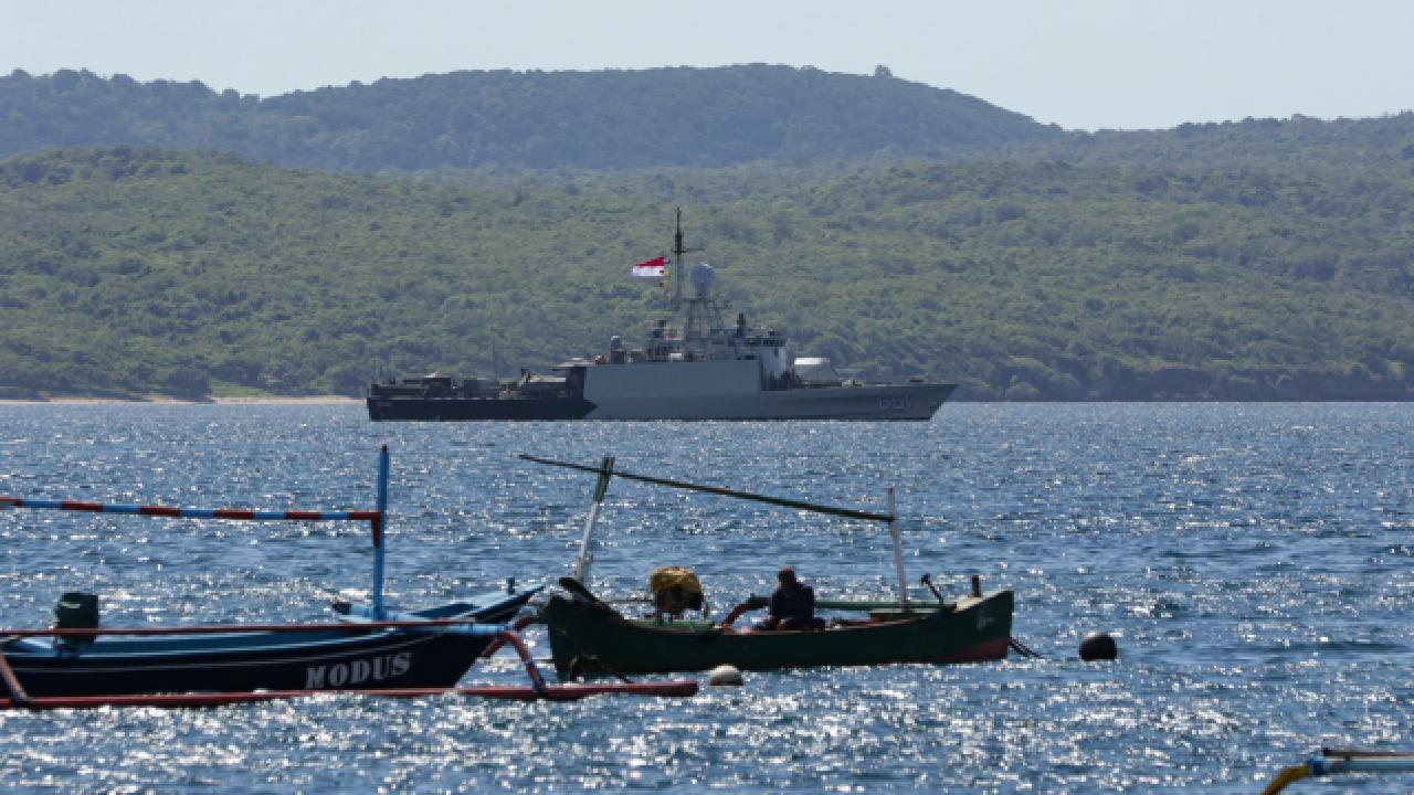 Siguen las labores para detectar el lugar de submarino desaparecido en Indonesia