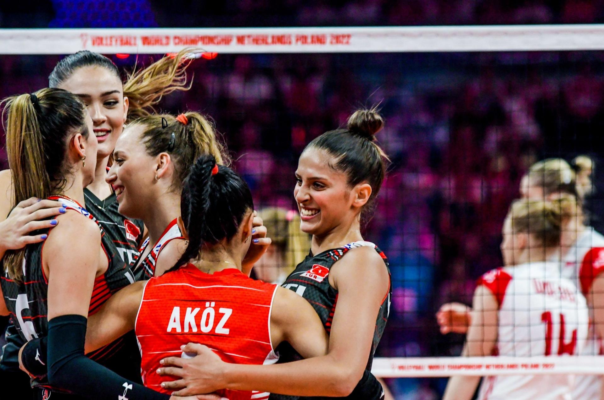 3-2. Türkiye vence a Polonia y sale líder del Grupo B del Mundial femenino de vóley