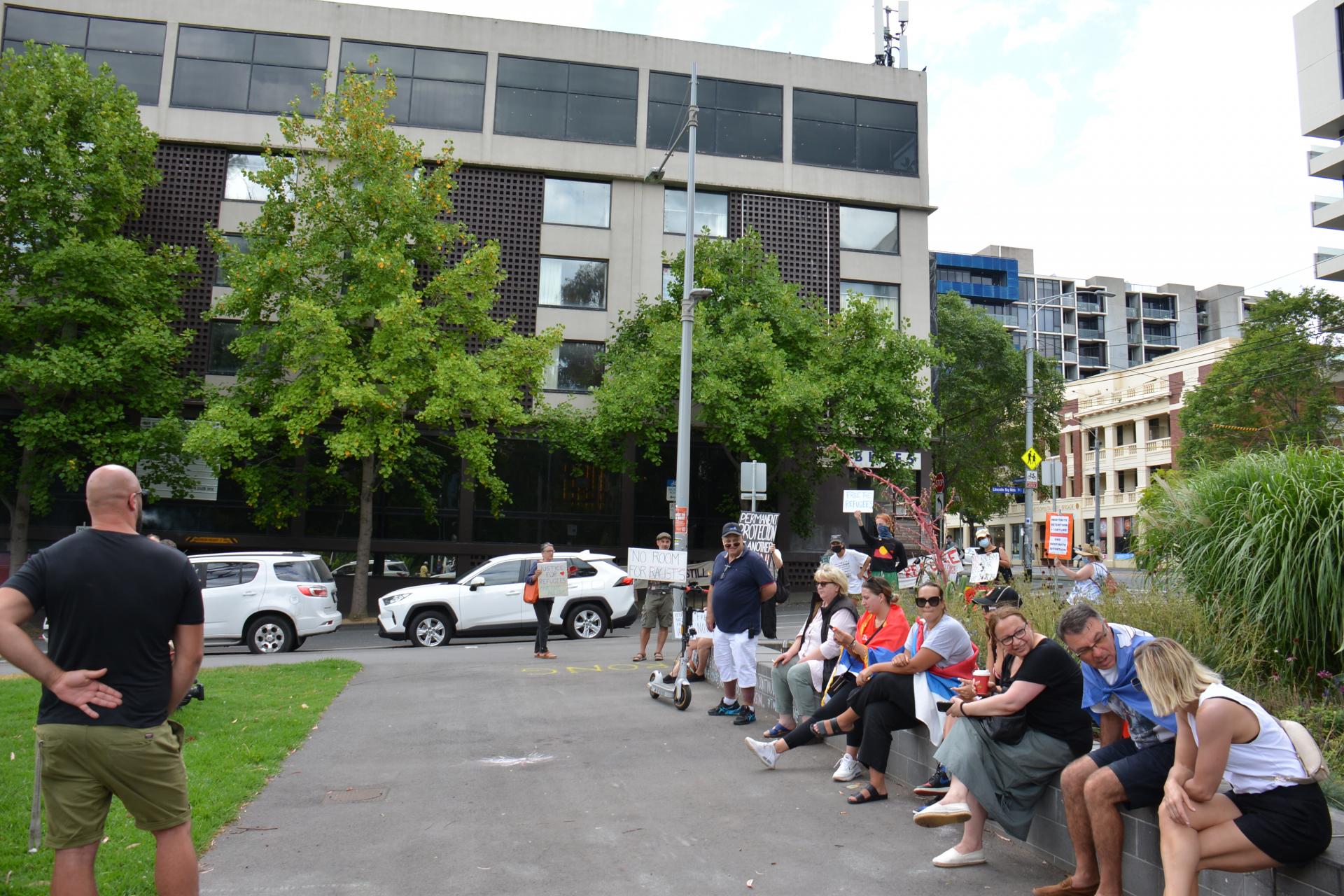 Odgođena odluka o Đokovićevoj deportaciji iz Australije, navijači se okupili ispred karantinskog hot