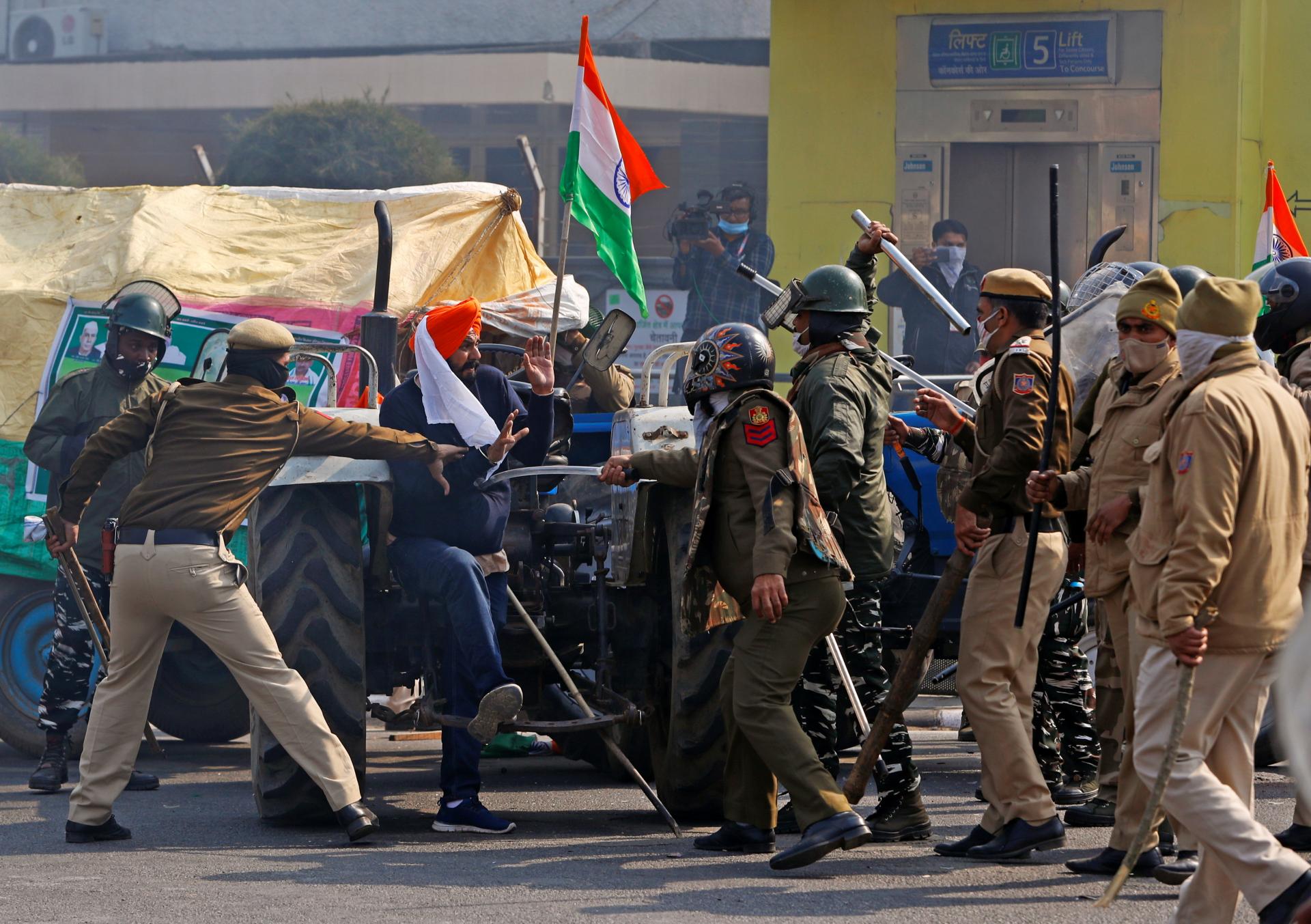 Enfrentamientos entre granjeros y agentes de seguridad en Nueva Delhi