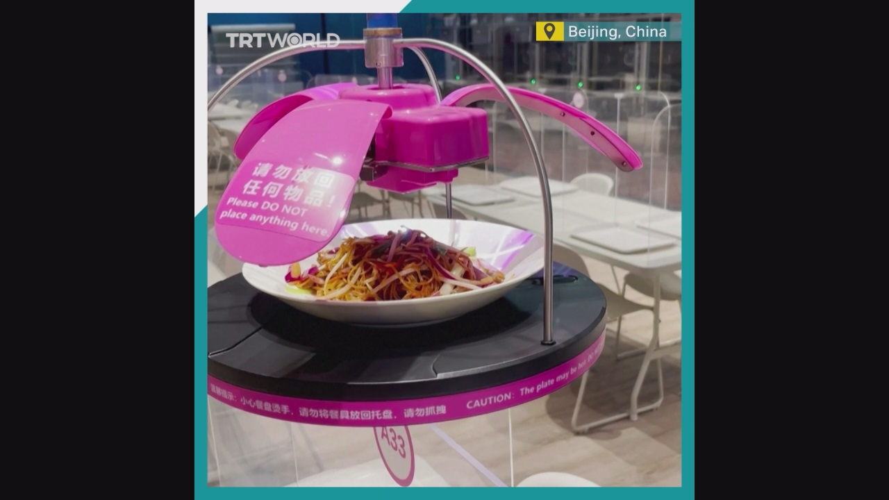 سرو غذا توسط ربات‌ها در بازی‌های المپیک پکن
