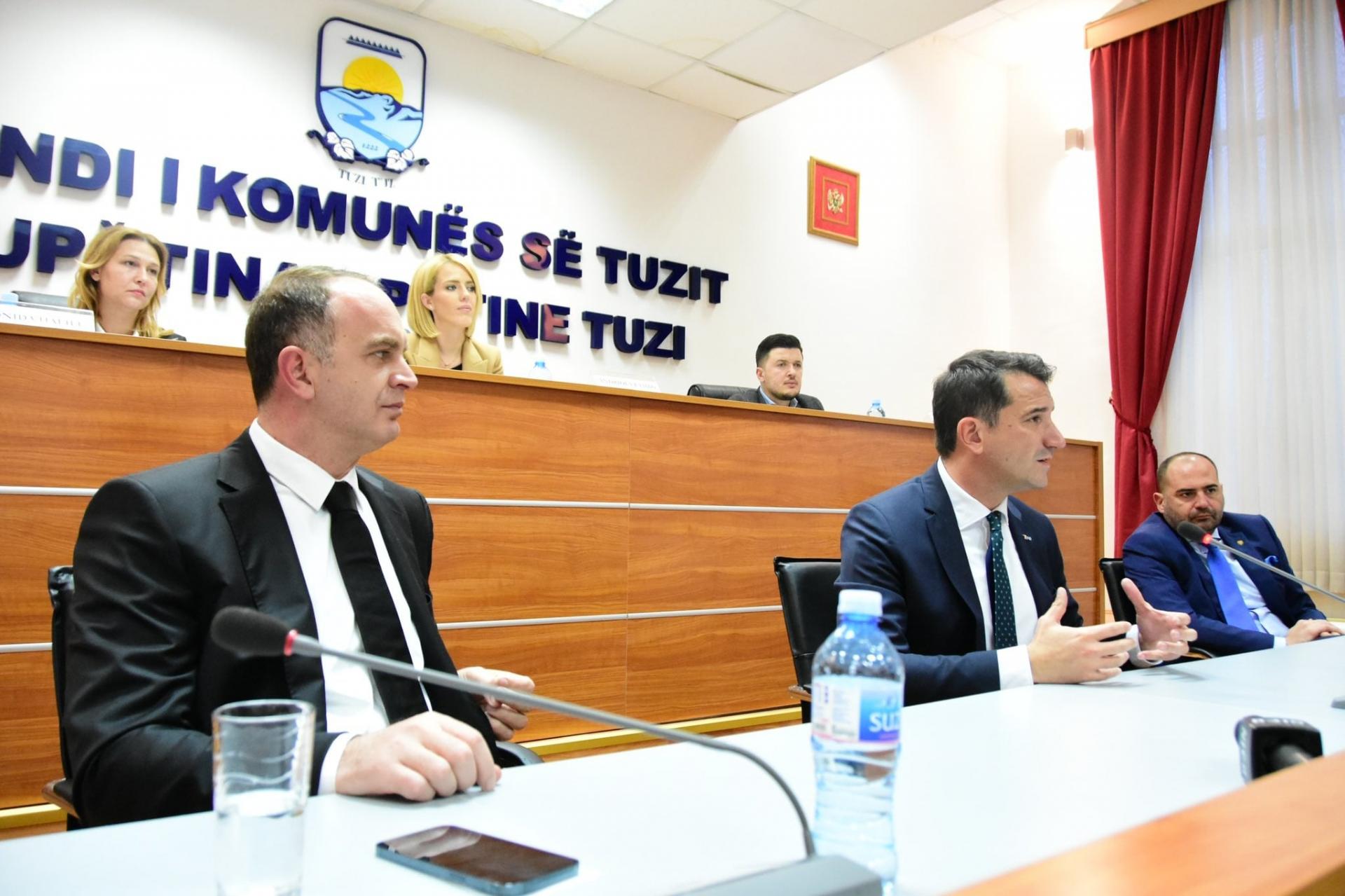 Kryebashkiaku i Tiranës Erion Veliaj vizitoi komunën e Tuzit