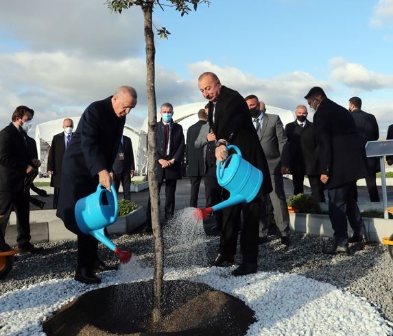 صدر ایردوان نے آذربائیجان میں موٹر وے کا افتتاح کیا اور زرعی منصوبے کا سنگ بنیاد رکھا
