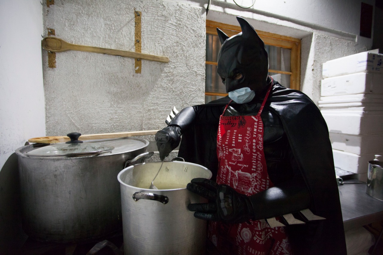 Batman chileno sale en las noches para combatir el hambre en plena pandemia