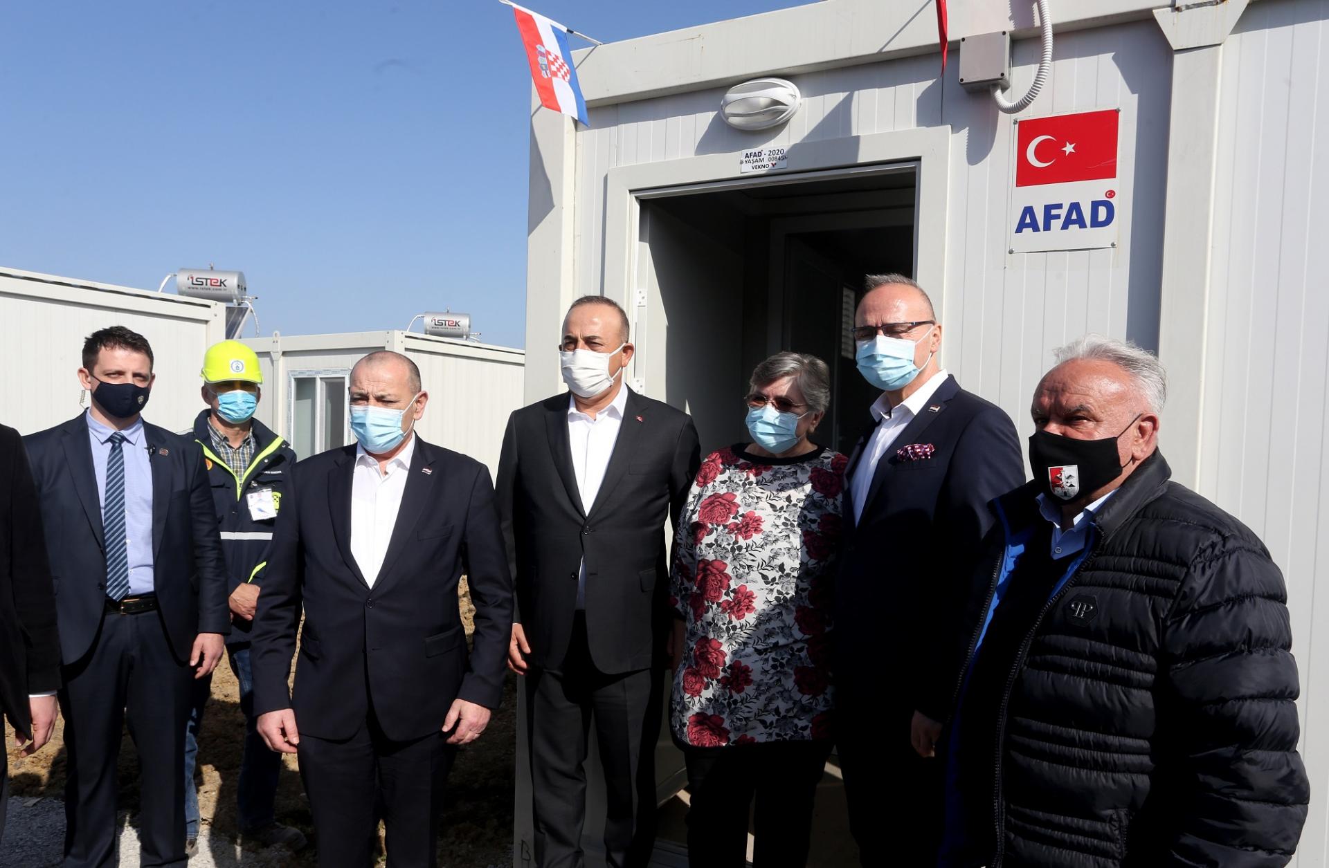 دیدار وزیر خارجه ترکیه از مناطق زلزله‌زده در کرواسی