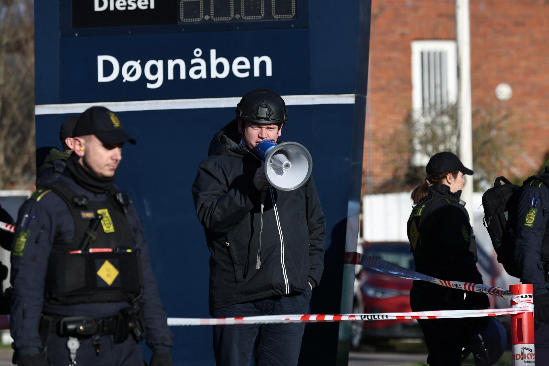 El ultraderechista Rasmus Paludan quemó el Corán frente a la mezquita esta vez en Dinamarca