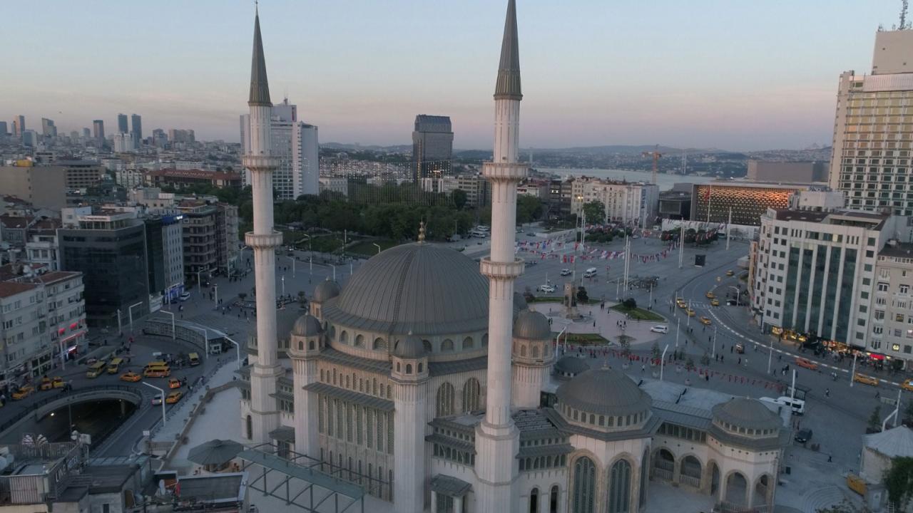 Džuma-namazom svečano otvorena novosagrađena Taksim džamija u Istanbulu