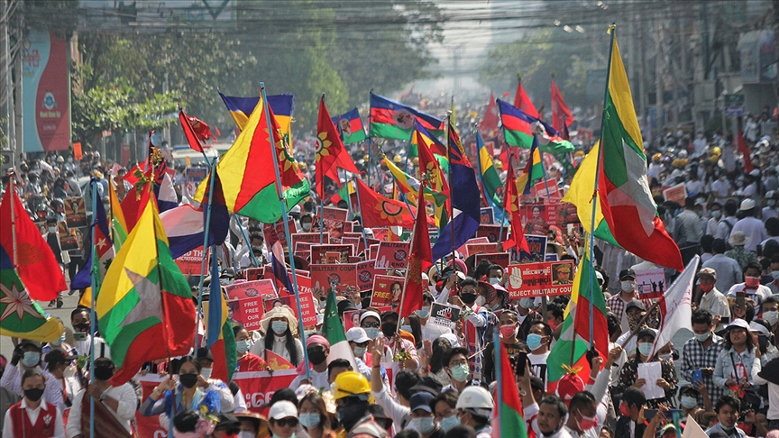 Manifestantes desafían a la junta militar en Myanmar