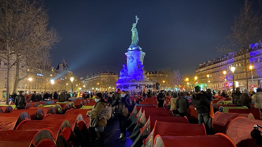ناقانونه کډوالو په پاریس کې مظاهره وکړه
