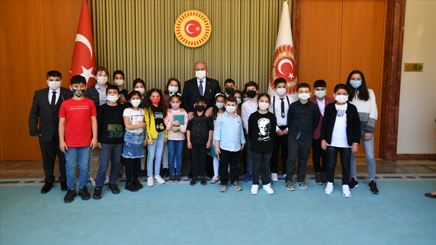 Kryeparlamentari Şentop priti 23 nxënës me rastin e festës së fëmijëve