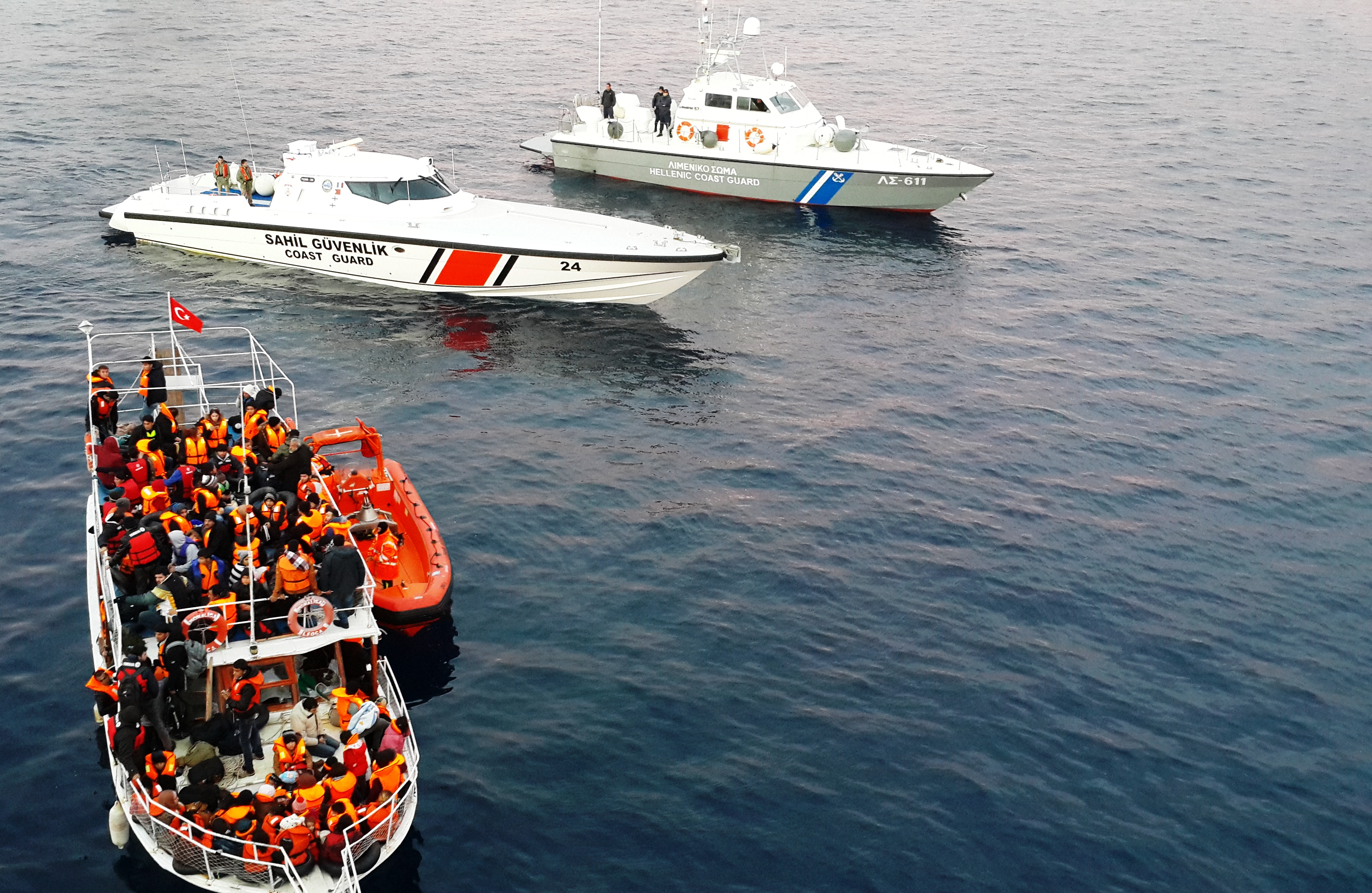 Turqi – Ekipet e Rojës Bregdetare Turke shpëtuan 23 azilkërkues të prapësuar nga Greqia