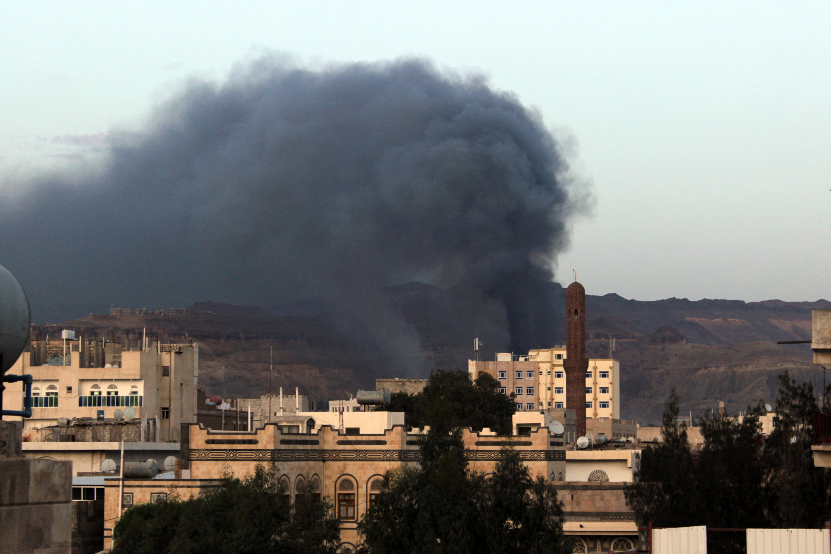 也门一军火库发生爆炸