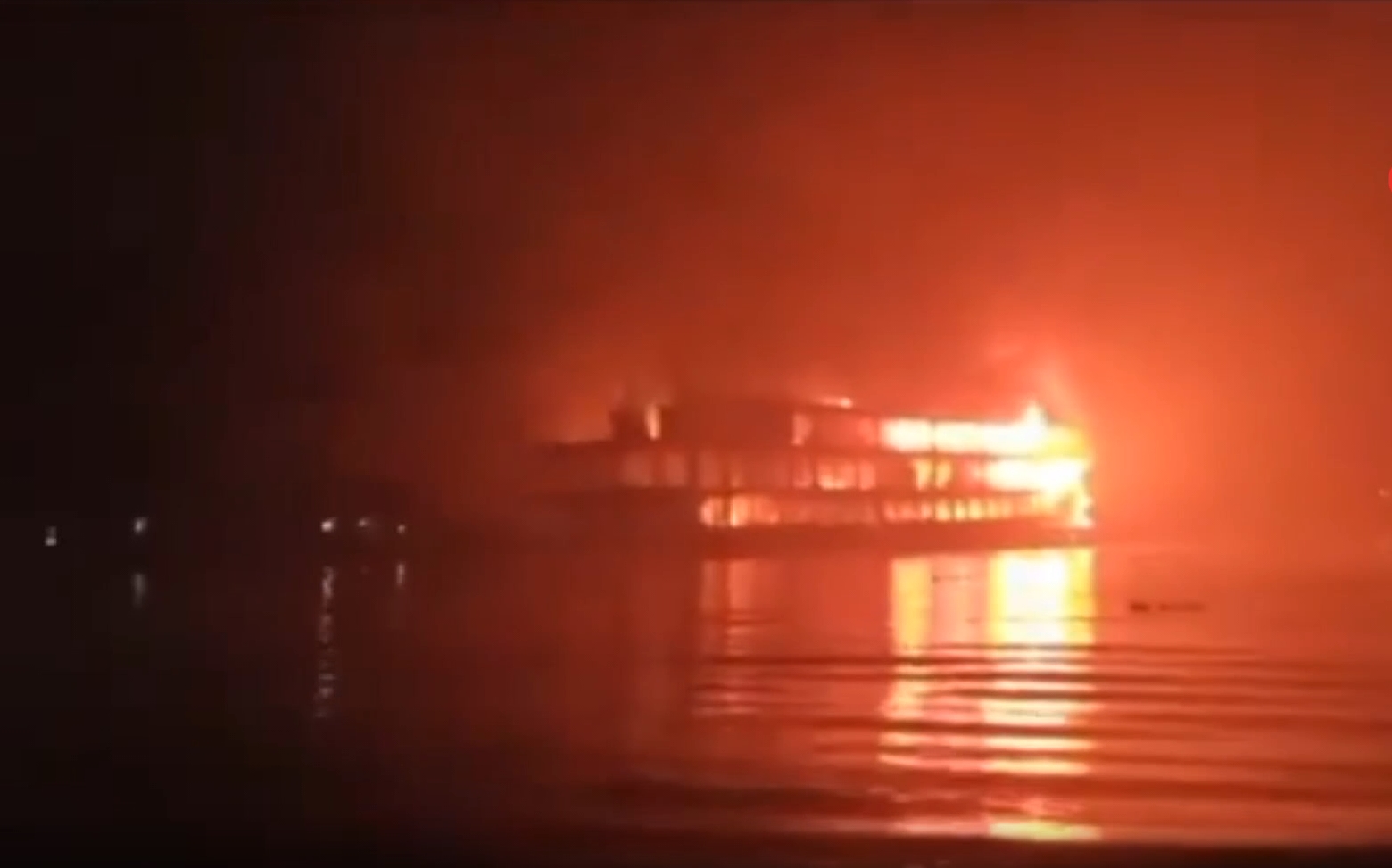 Bagladesh: Incendio su un traghetto, almeno 38 morti