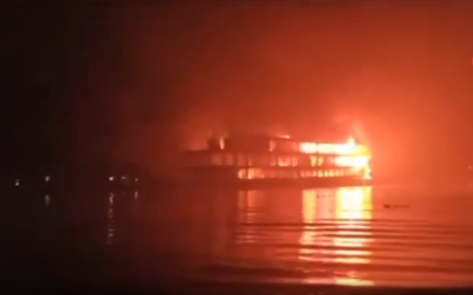 孟加拉国一游轮发生火灾