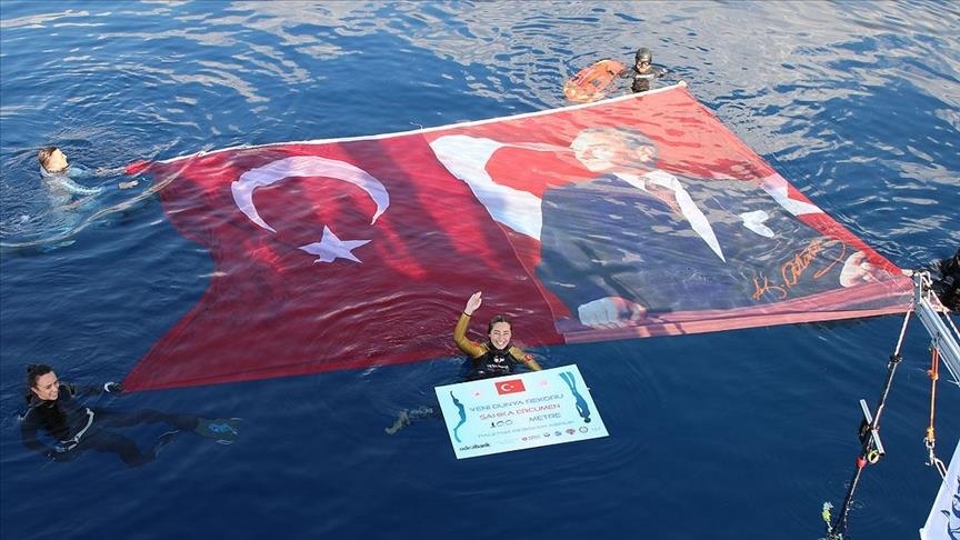 ملی‌پوش ترکیه رکورد غواصی آزاد جهان را شکست