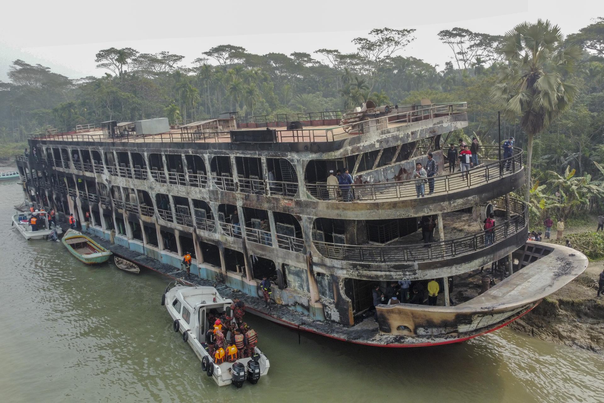 آتش‌سوزی کشتی مسافربری در بنگلادش؛ دستکم 30 نفر جان باختند