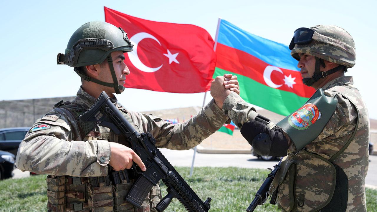 تاکید وزیر دفاع آذربایجان بر نقش مهم نیروهای مسلح ترکیه در جنگ قره‌باغ