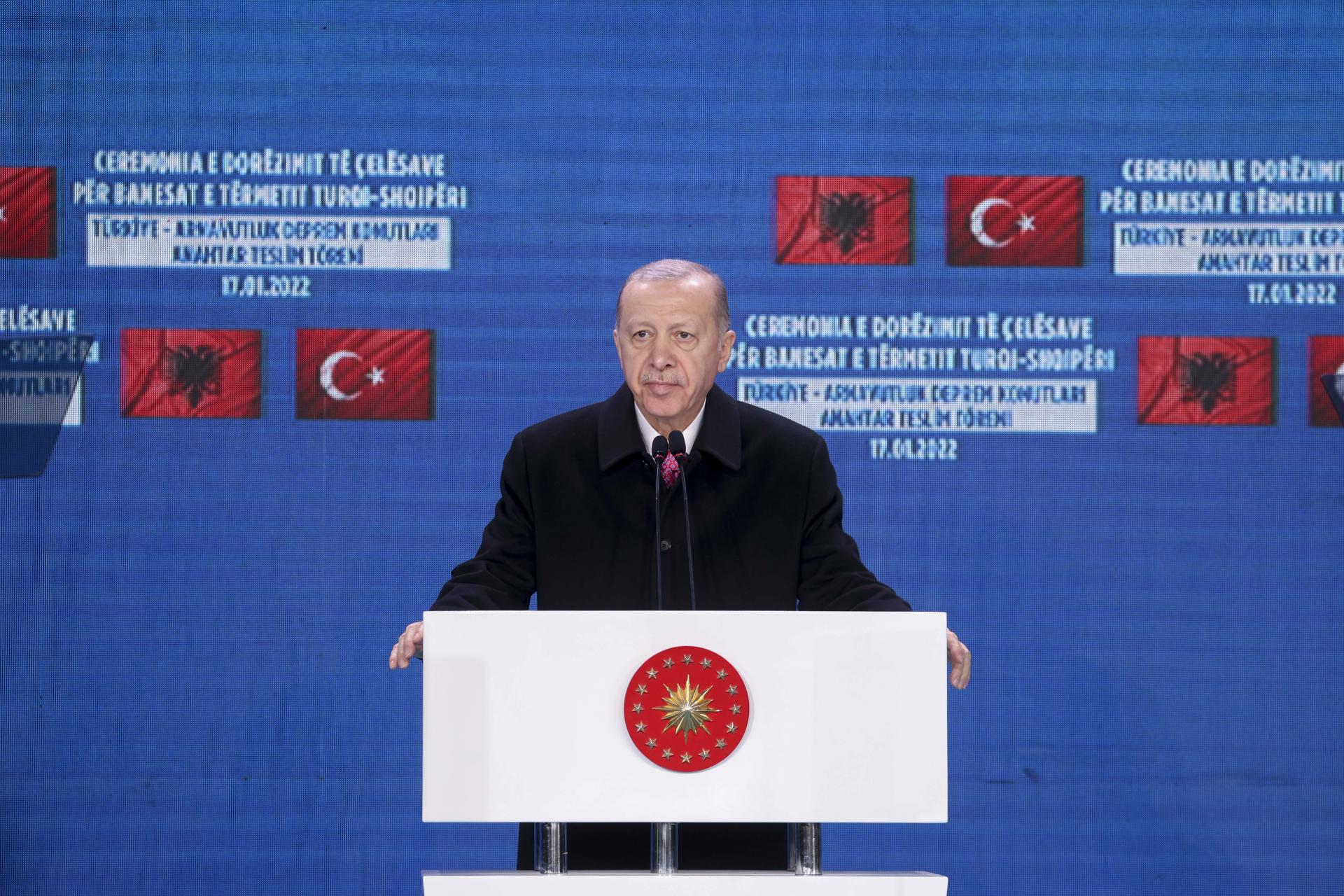 Эрдоган Албанияда жер титирөөдөн кийин салынган үйлөрдүн ачылышына катышты
