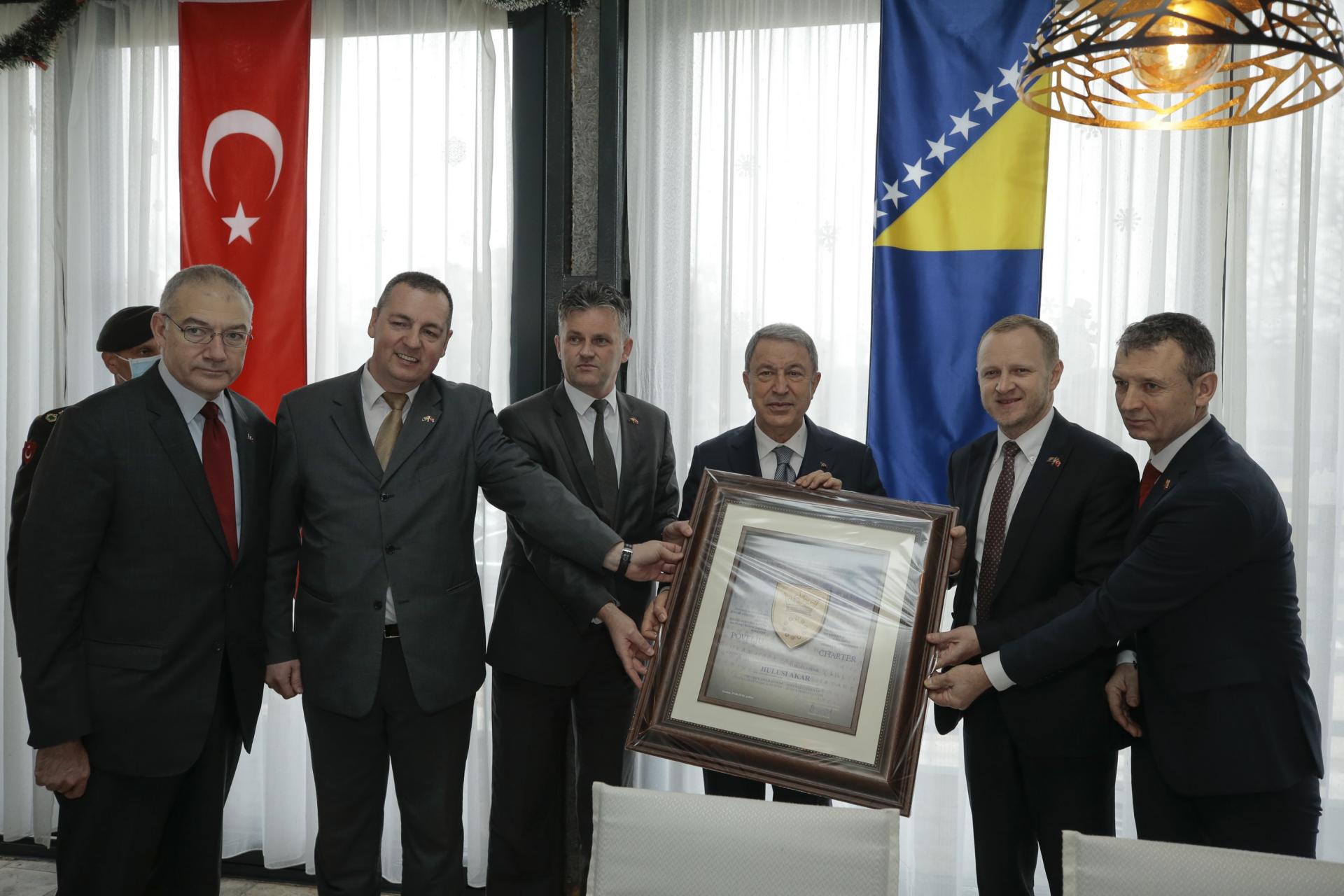Ministru Akaru uručena plaketa Počasnog građanina Zeničko-dobojskog kantona