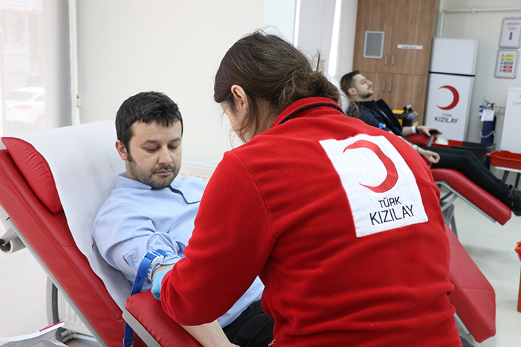 خون کے عطیات دینے والے مراکز میں  عوام کا رش