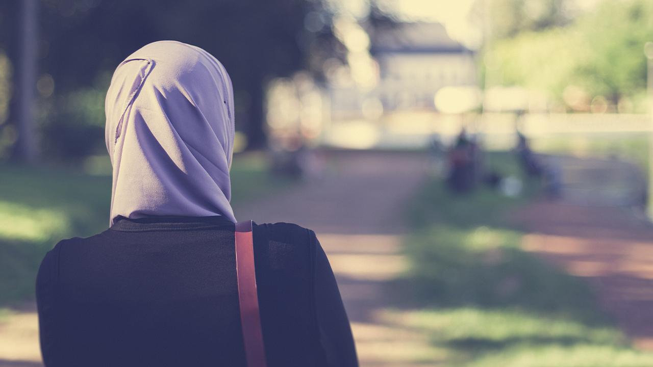 بھارت، کرناٹکہ کے ایک سرکاری اسکول میں حجاب اوڑھنے کی پابندی تا حال برقرار