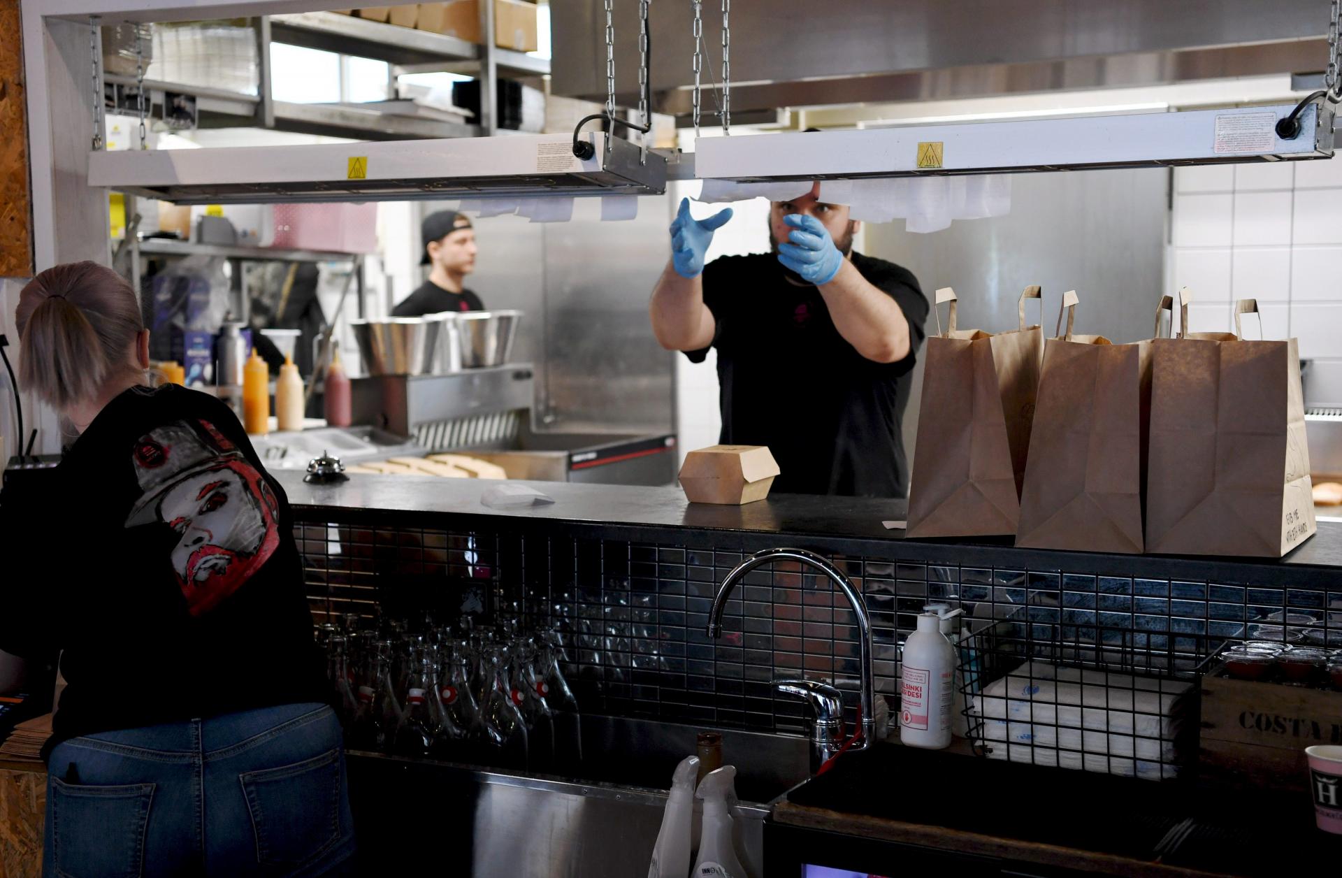 Finlandia endurece las medidas anticovid en restaurantes y cafeterías