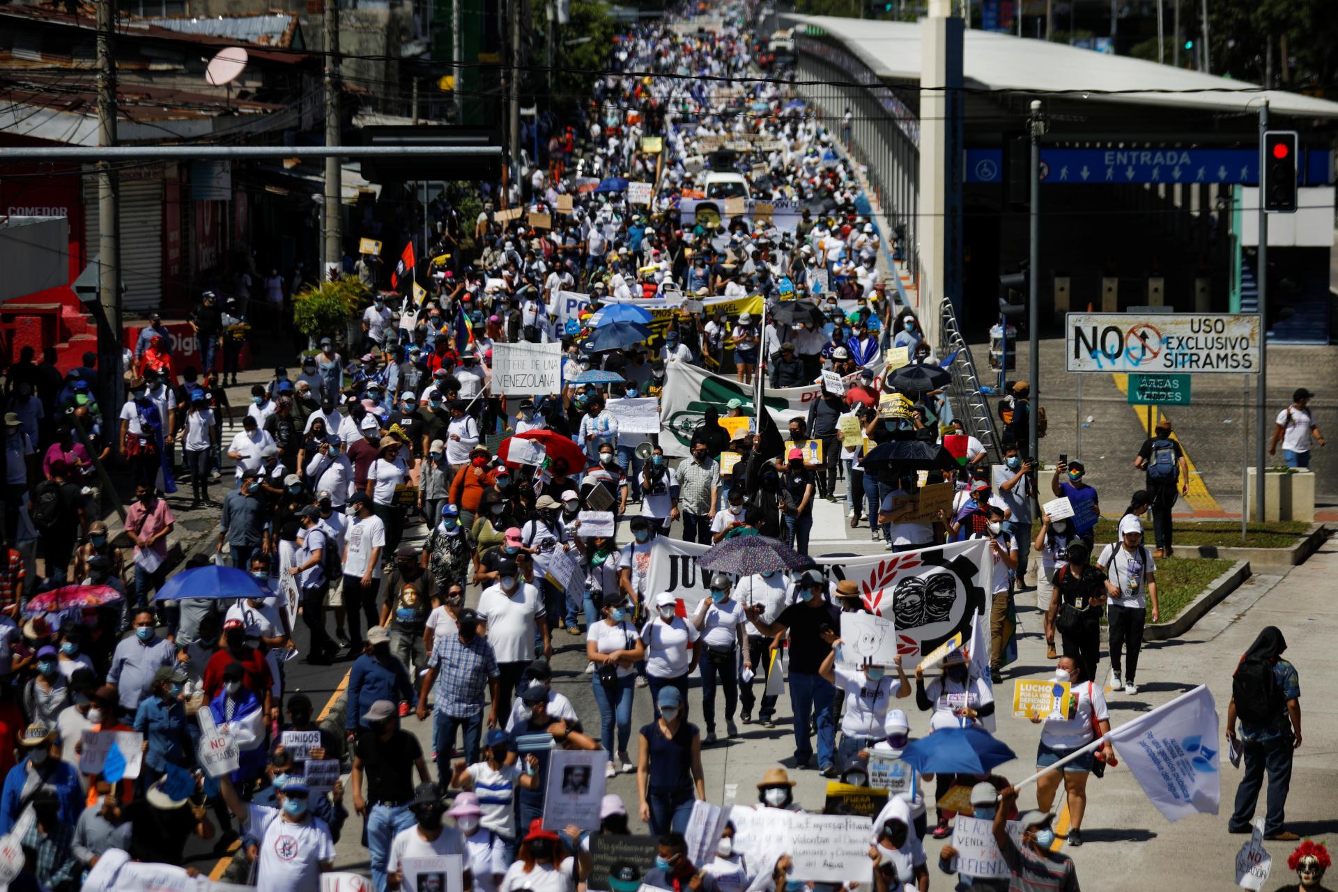 Protestas en San Salvador contra las políticas del gobierno de Bukele