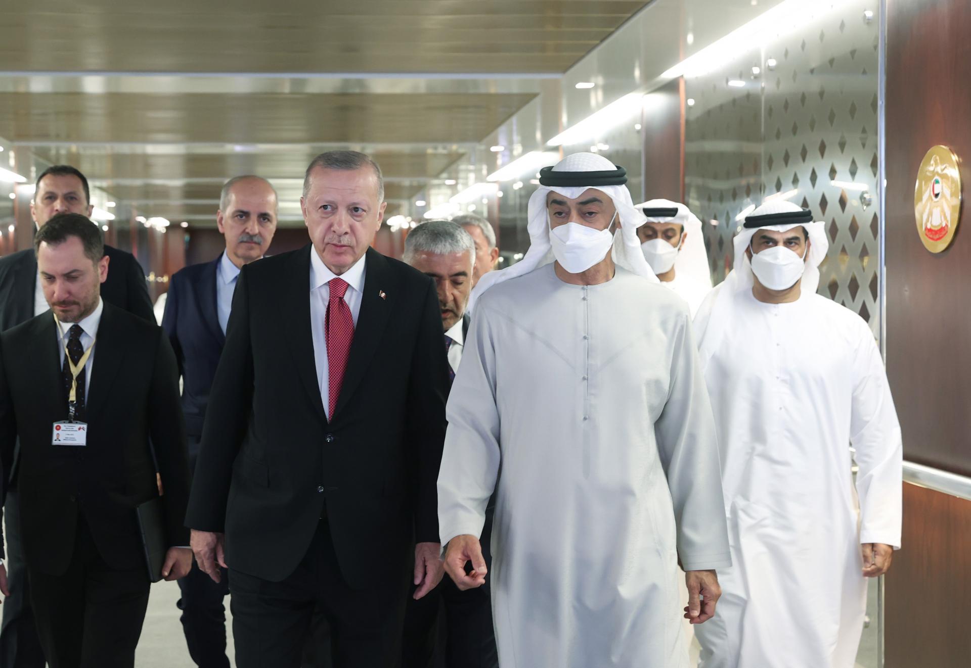 Эрдоган   көңүл айтуу үчүн Абу Дабиге барды