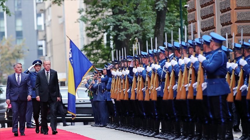 Претседателот Ердоган пречекан со официјална церемонија во Сараево