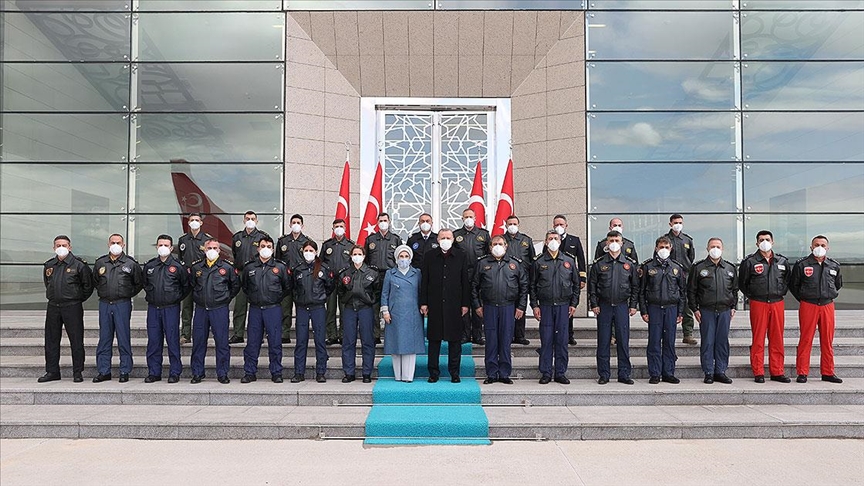 عالمی یوم پائلٹس  کے موقع پر صدر ایردوان کی پائلٹوں سے ملاقات اور یادگاری تصویر