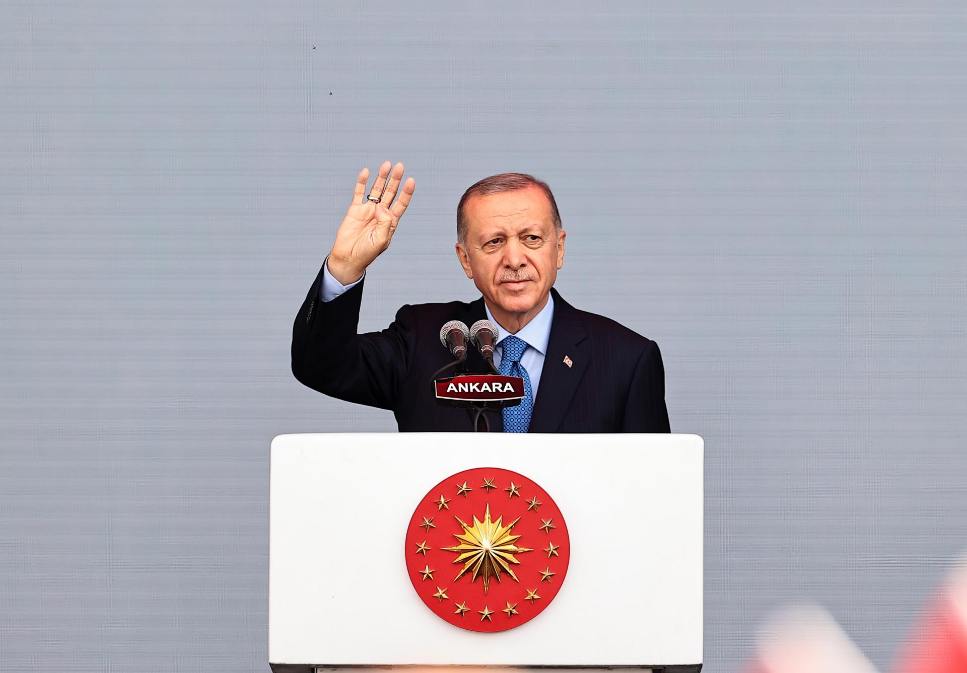Эрдоган: "Түркия кылымын жаштар менен бирге курабыз"