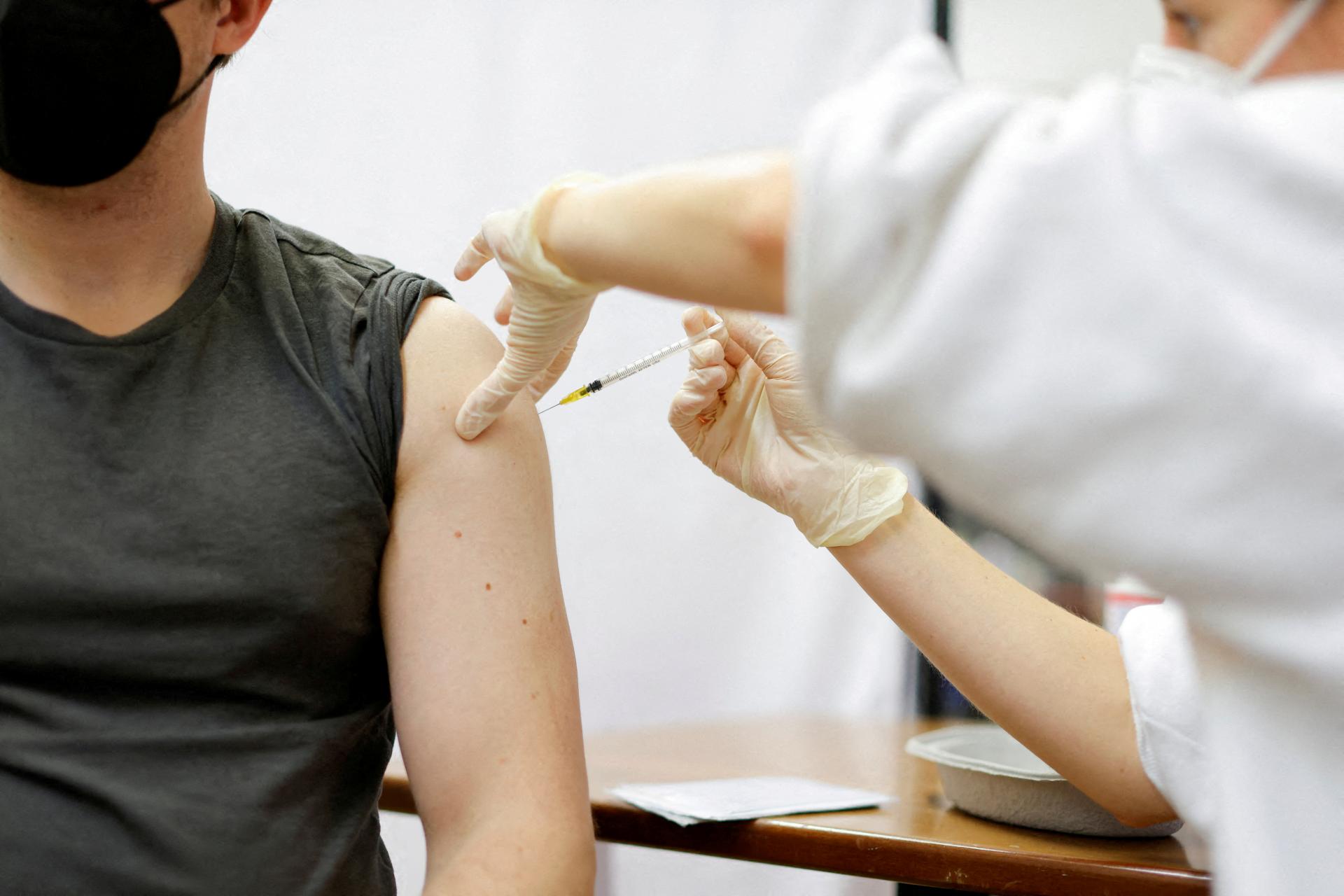 Германияда 1800 адамга мөөнөтү өтүп кеткен вакцина сайылды