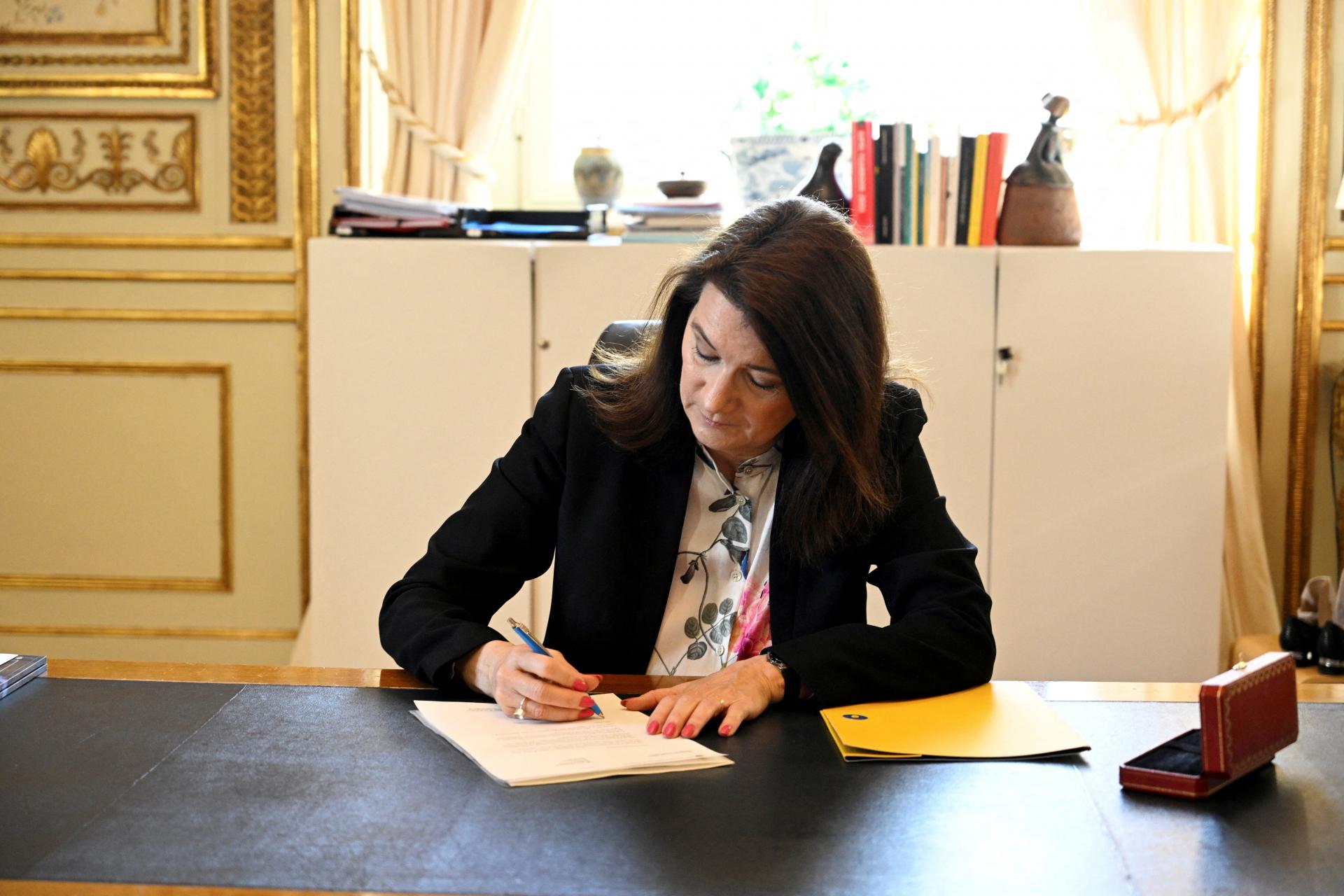 Шведската министерка за надворешни работи Ен Линде ја потпиша апликацијата за членство во НАТО